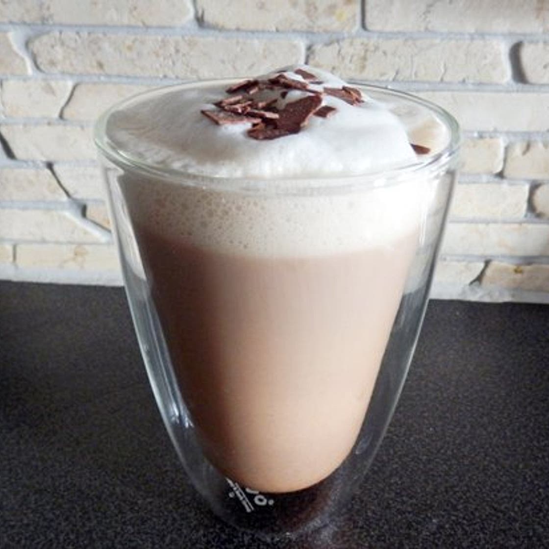 Kaffee mit Kakao und Milchhaube