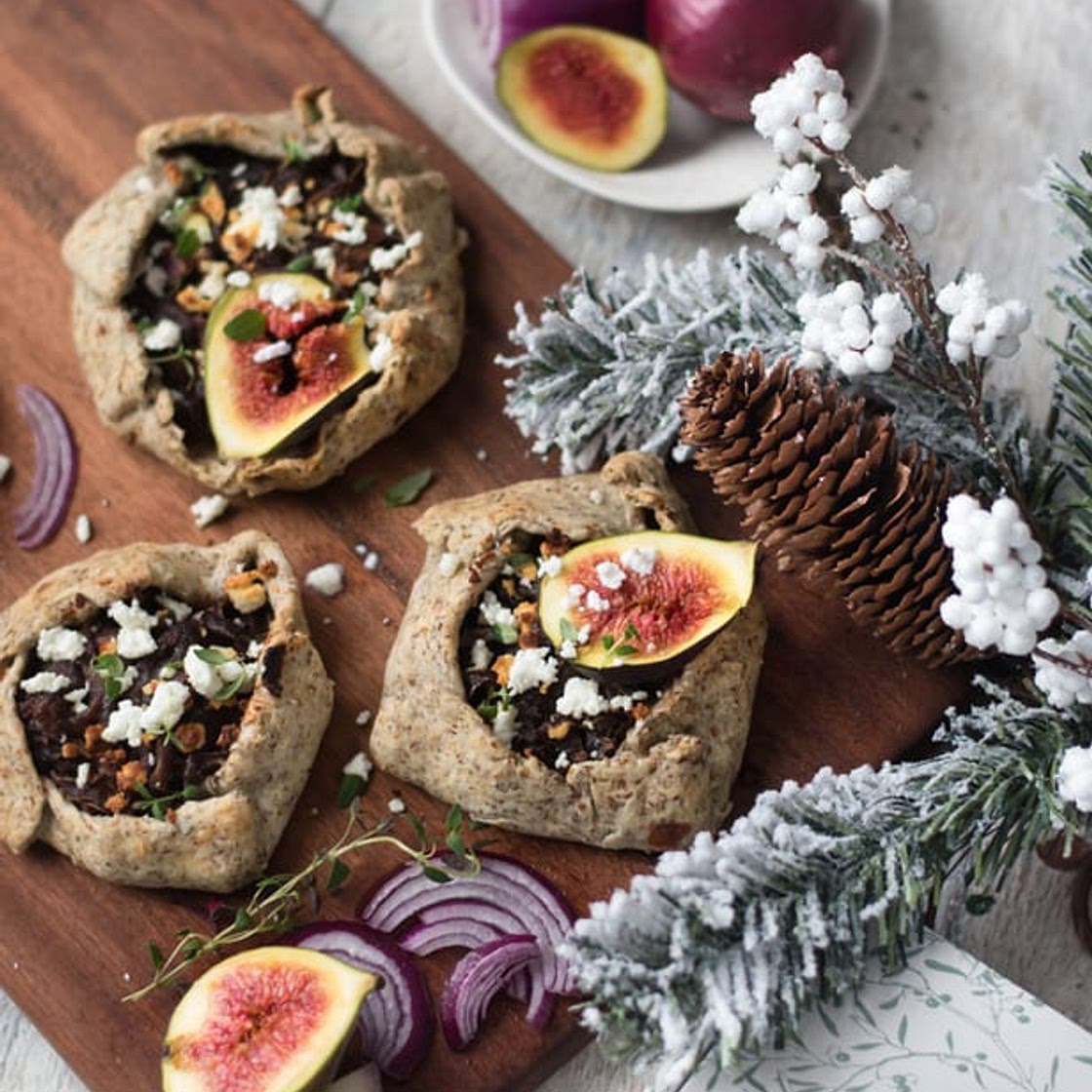Minis tartes rustiques aux oignons caramélisés et balsamique aux figues