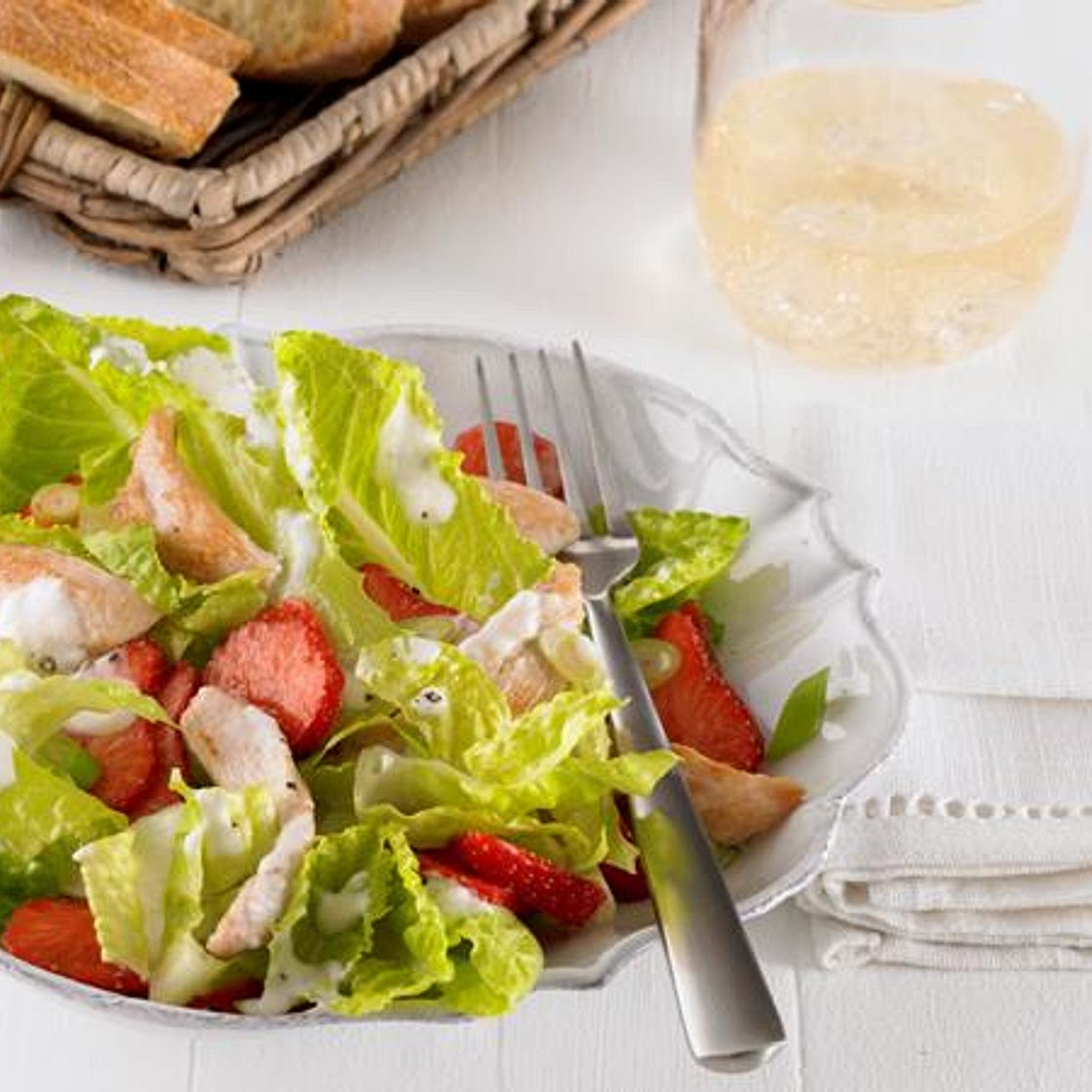 Salat mit Erdbeeren und Putenstreifen mit cremigem Parmesan-Dressing