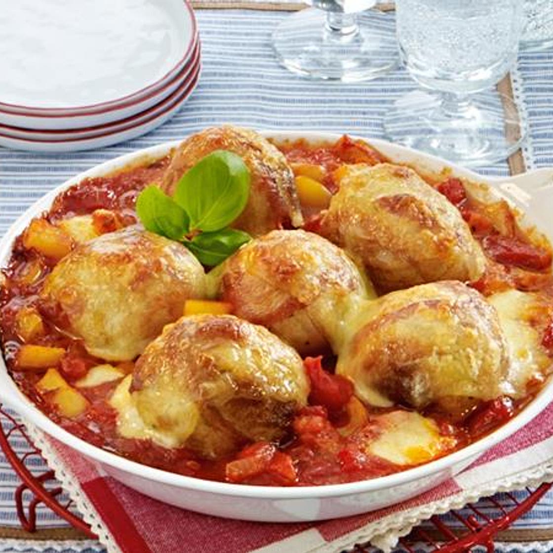 Mozzarella-Knödel im Speckmantel