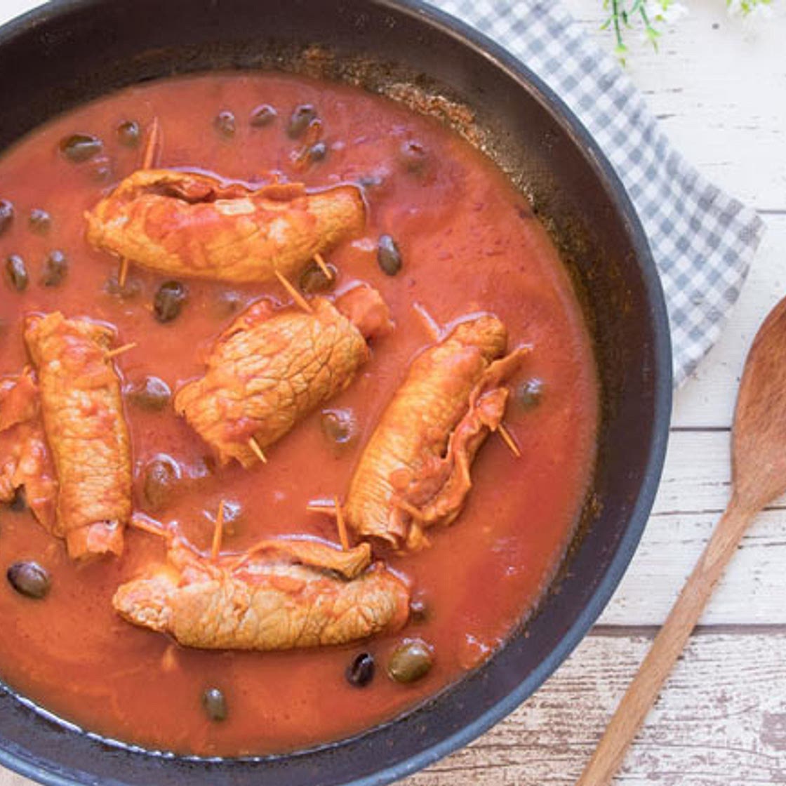 Involtini di vitello al sugo con prosciutto e mozzarella