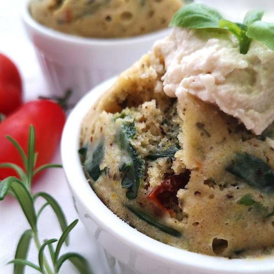Gedämpfte Muffins mit Kichererbsenmehl, getrockneten Tomaten und Mangold