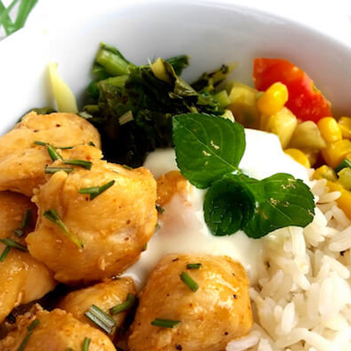 Zitronen-Chili Hühnchen an zweierlei Salaten mit frischem Minzjoghurt