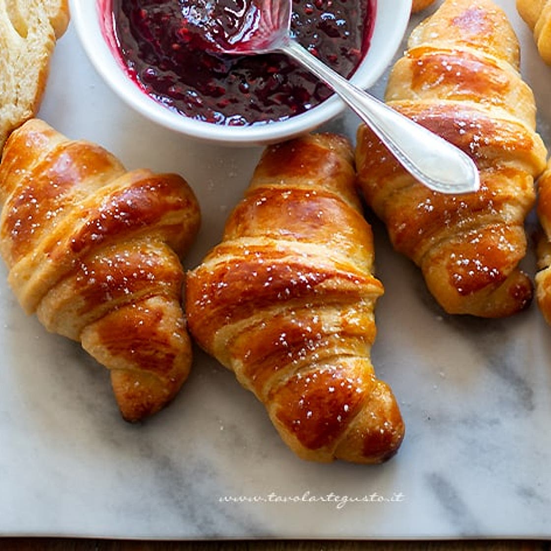 Cornetti fatti in casa come al Bar! soffici e sfogliati (Ricetta facile illustrata)