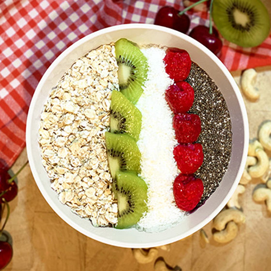 Sauerkirsch-Skyr Bowl mit Kiwi und Himbeere