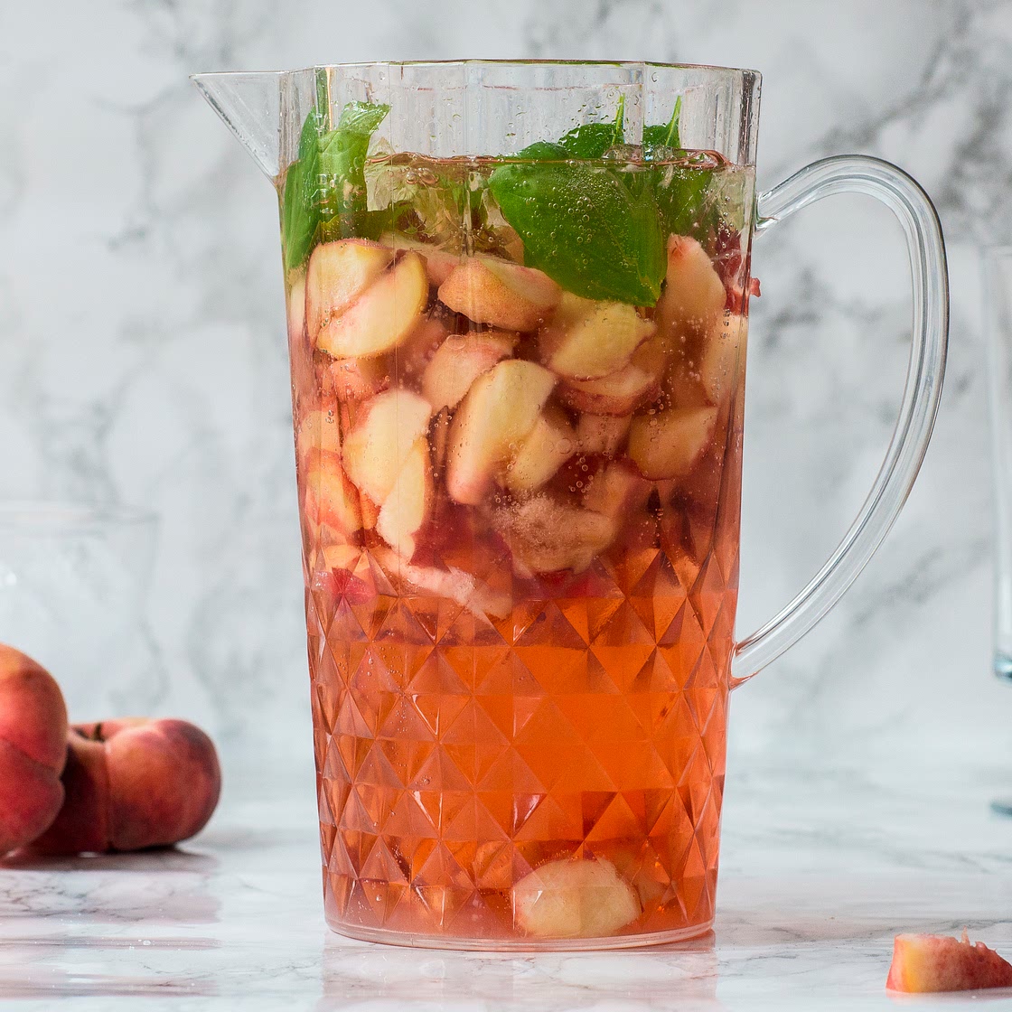 Sangría mit Rosé-Wein und Pfirsichen