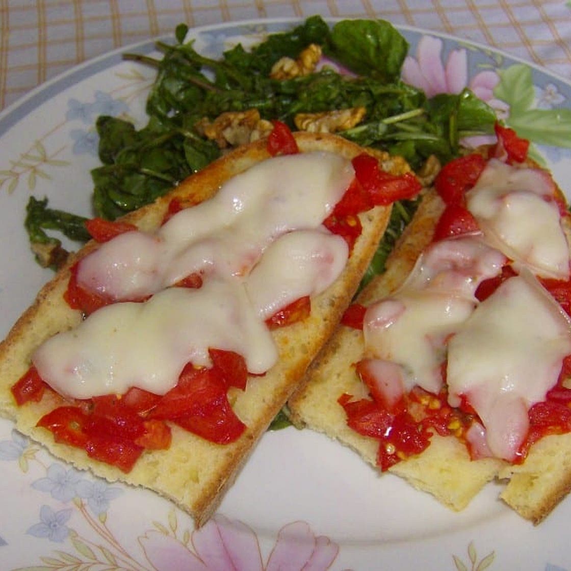 Bruschette calde con insalatina di rucola e noci