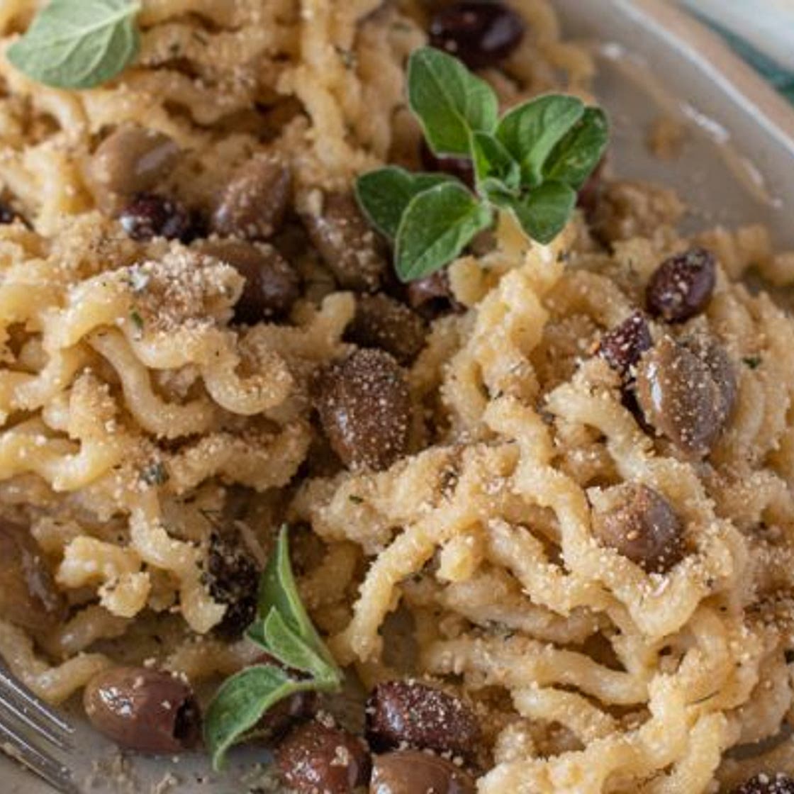 Pasta aglio, olio, peperoncino, olive e pane grattugiato