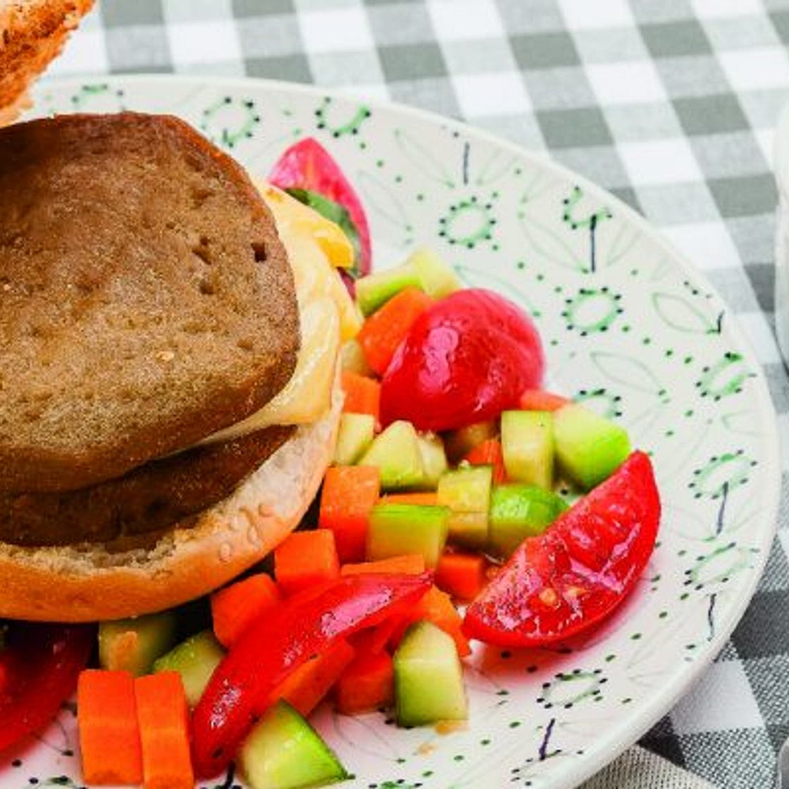 Veg burger al barbecue con salsa romesco, barbecue ma vegetariano