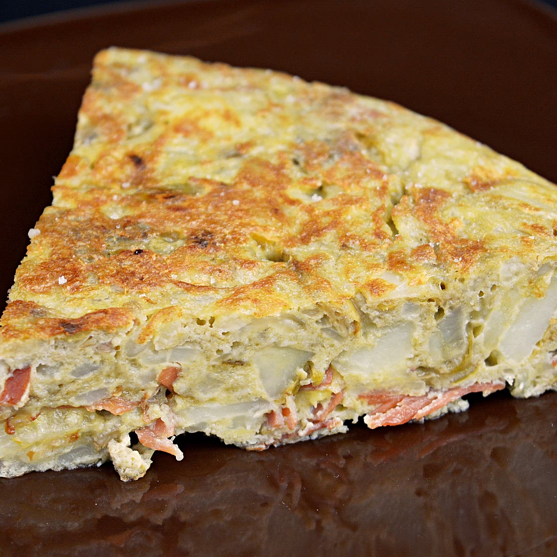 Tortilla de patata con jamón y alcachofas