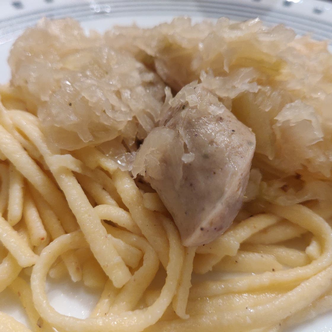 German Spätzle mit Sauerkraut und Bratwurst