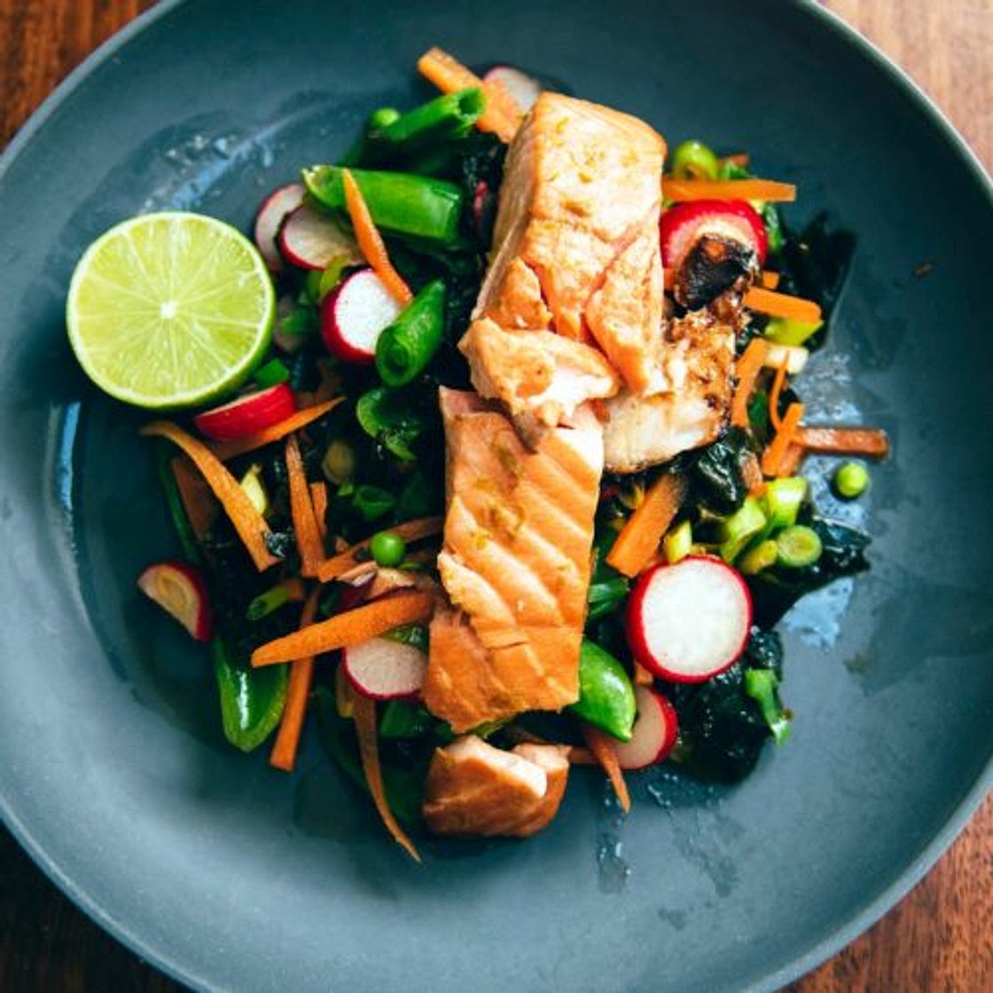 Honey Soy Salmon with Seaweed Salad | Slimming & Weight Watchers Friendly