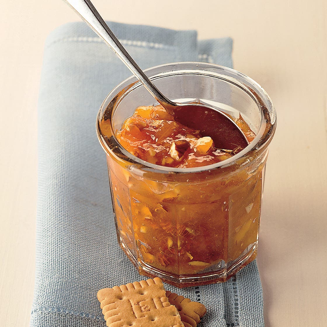 Marmellata di albicocche con le mandorle