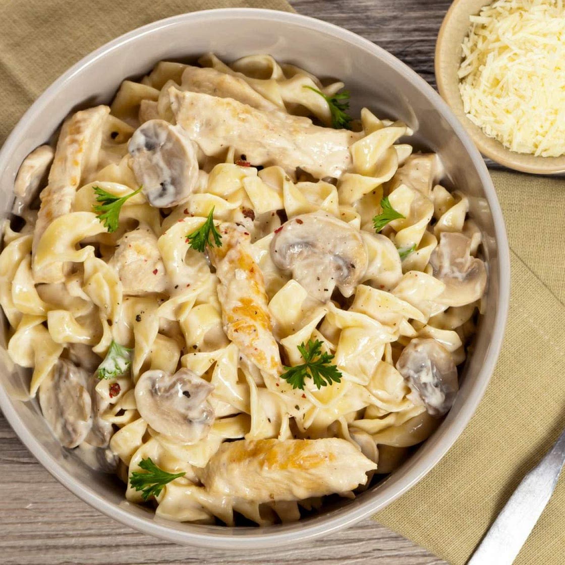 Tagliatelle Chicken & Mushroom Pasta with Cream Sauce