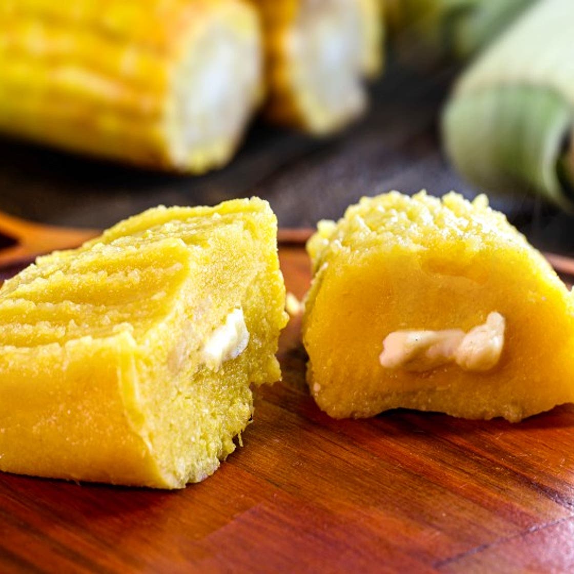 Cómo hacer tamales de elote dulces rellenos de queso crema