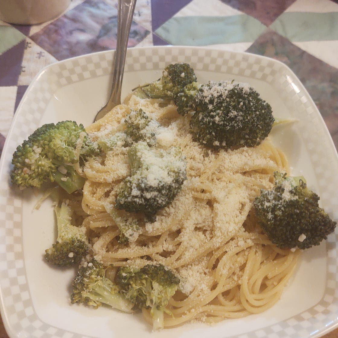 Linguine with garlic broccoli sauce