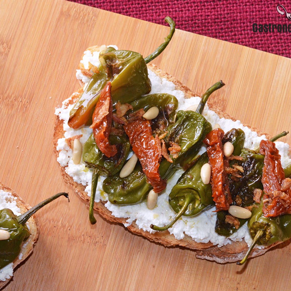 Tostas de pimientos tipo Padrón con requesón y tomates secos, una receta perfecta para el aperitivo o para una cena informal