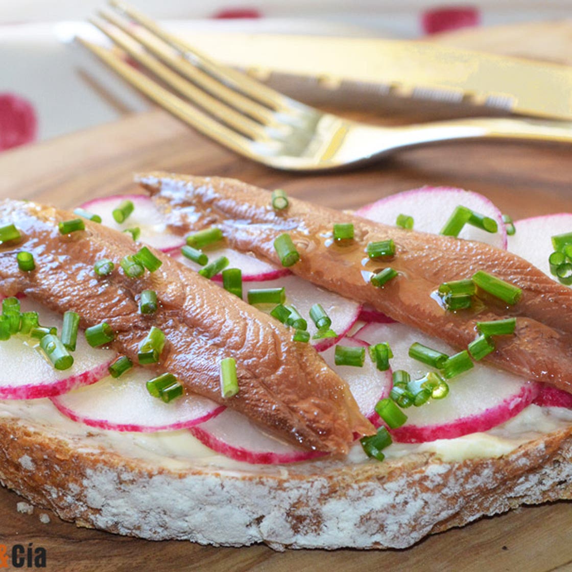Tostadas con mantequilla, sardinas anchoadas y rabanitos