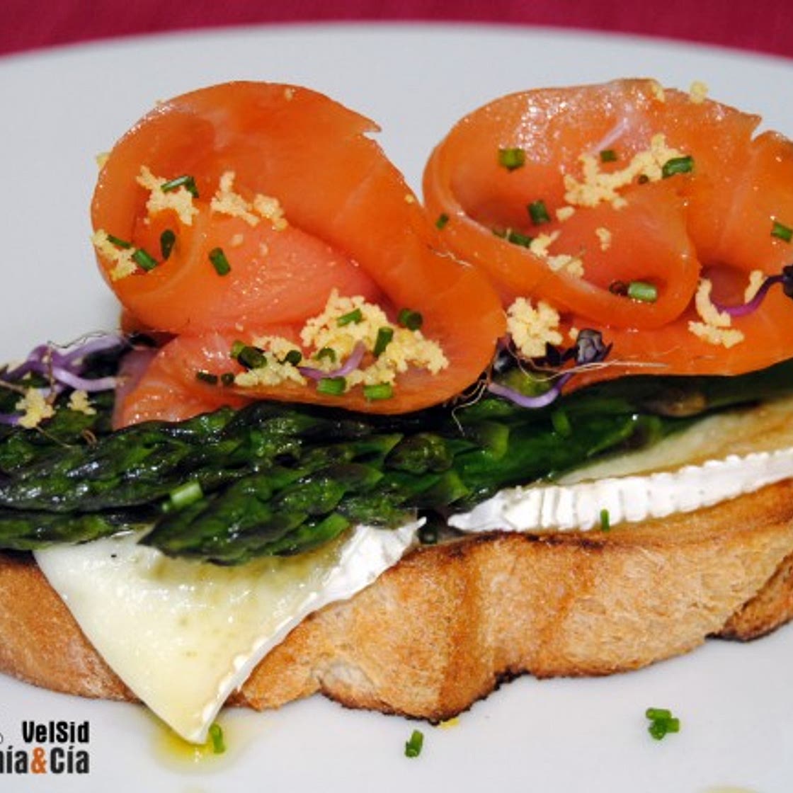 Tosta de espárragos, salmón y queso brie