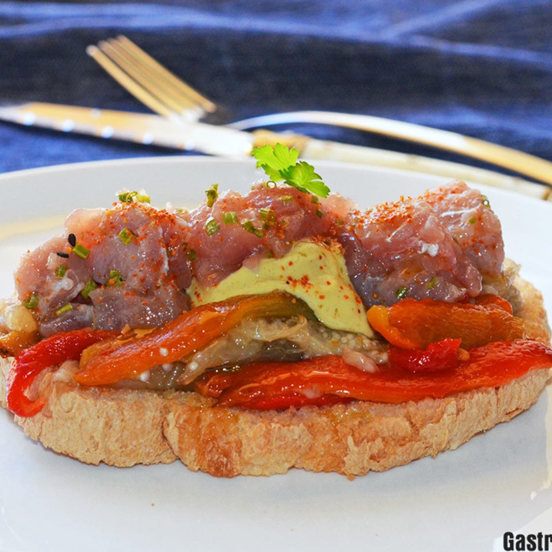 Tosta de escalivada con mostaza y tartar de atún, un bocado para paladares exquisitos