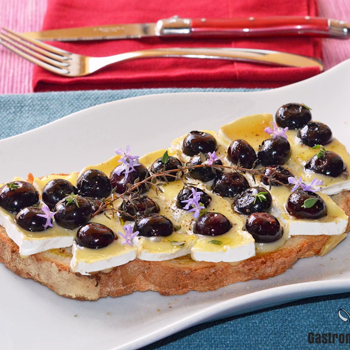 Tostada con queso brie y arándanos al tomillo, una receta muy sencilla y sorprendentemente deliciosa