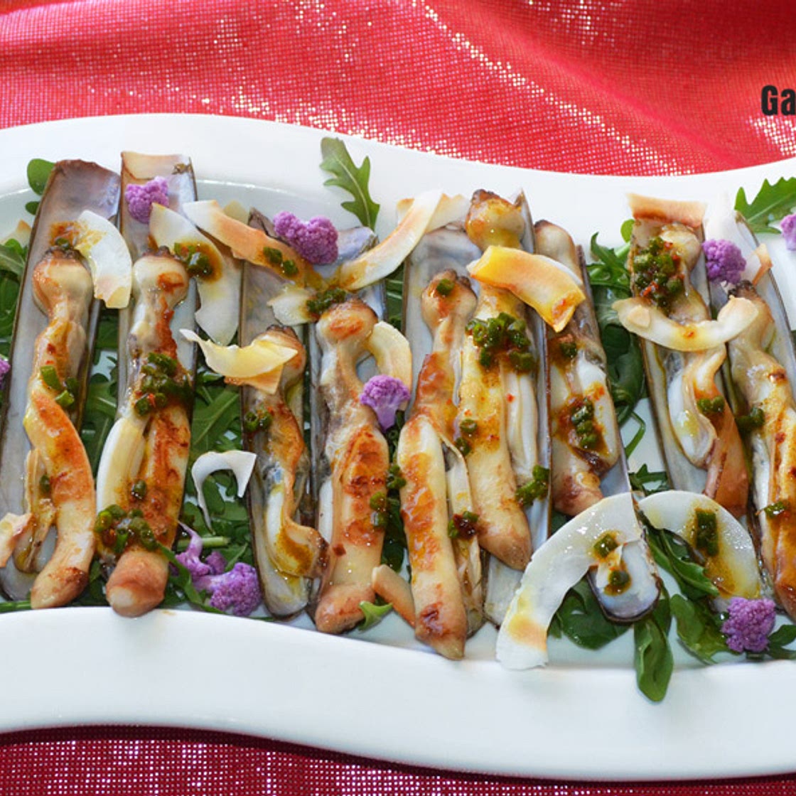 Navajas a la plancha con aceite de coco y curry