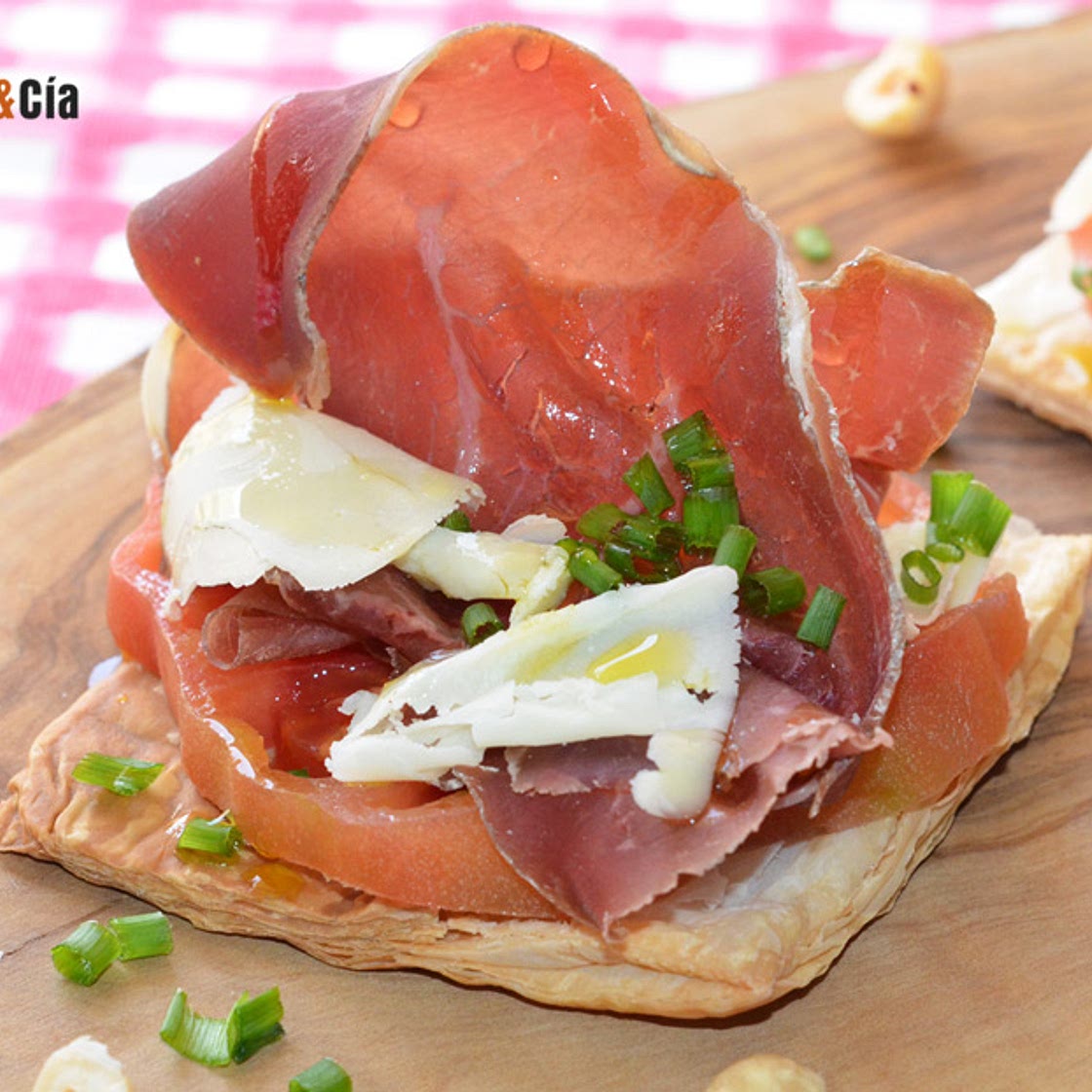 Coca de hojaldre con tomate, cecina y queso ahumado, un bocado simplemente delicioso