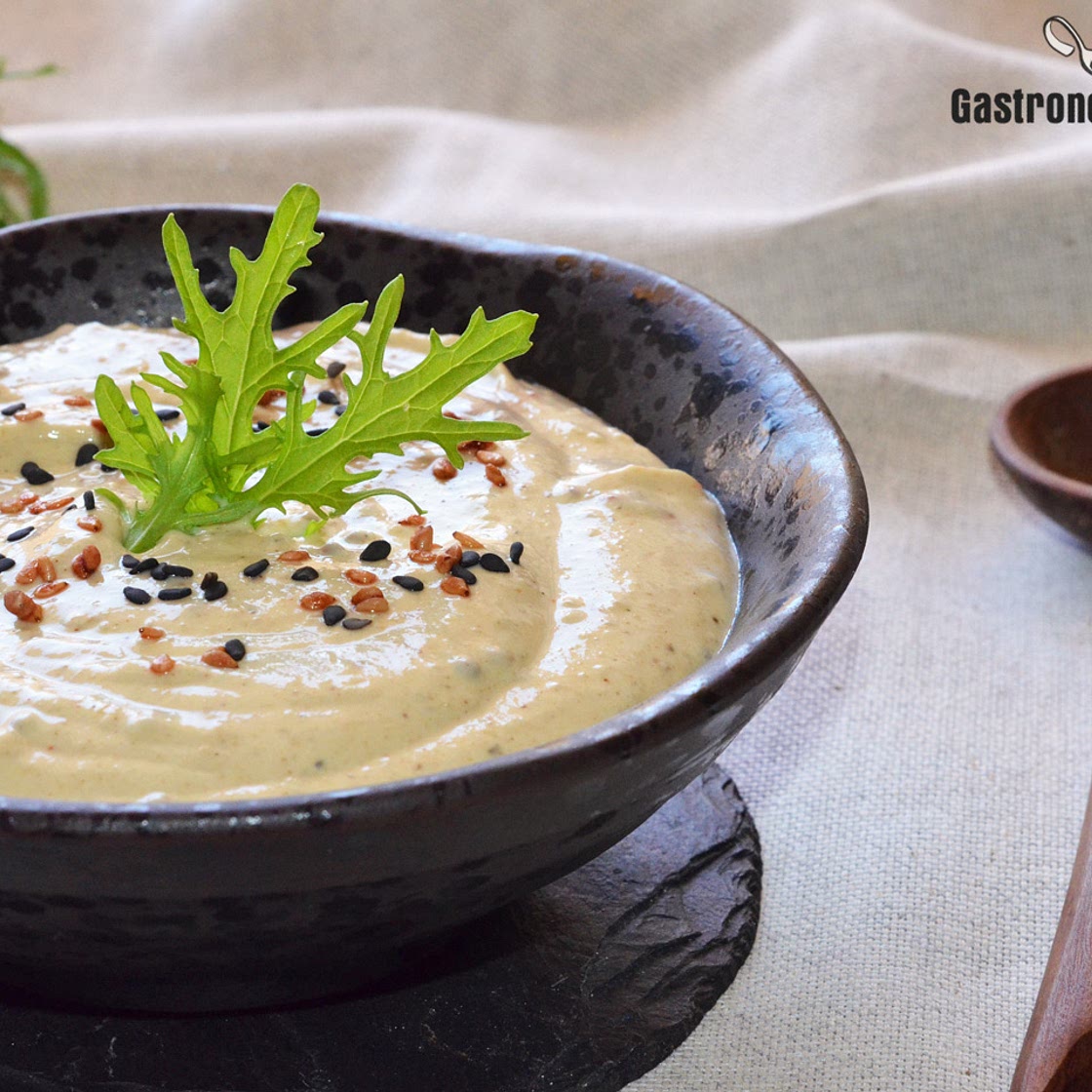 Salsa de yogur, tahini y mostaza, un aderezo que enriquece todo tipo de platos