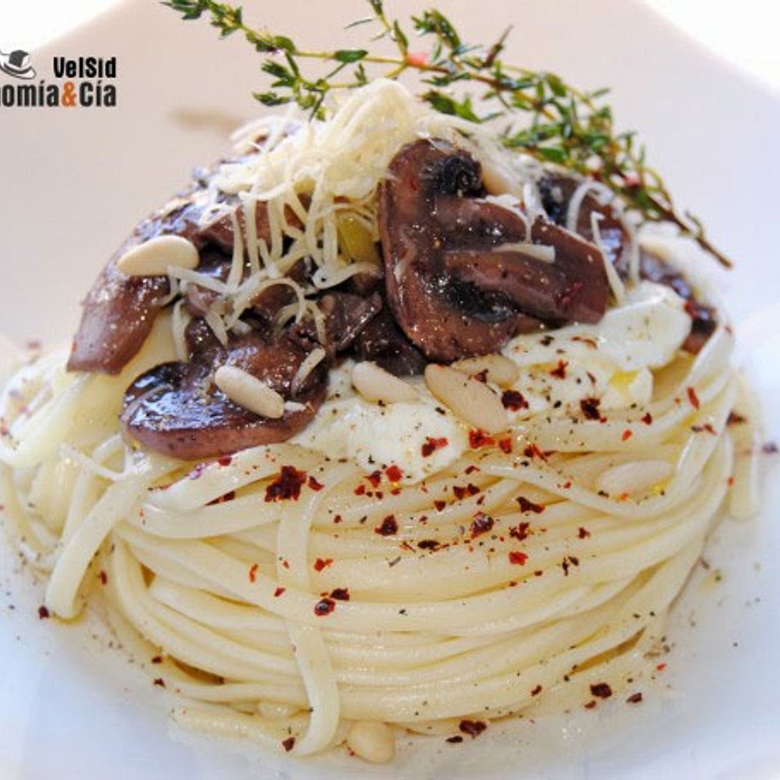 Tallarines con champiñones al vino tinto