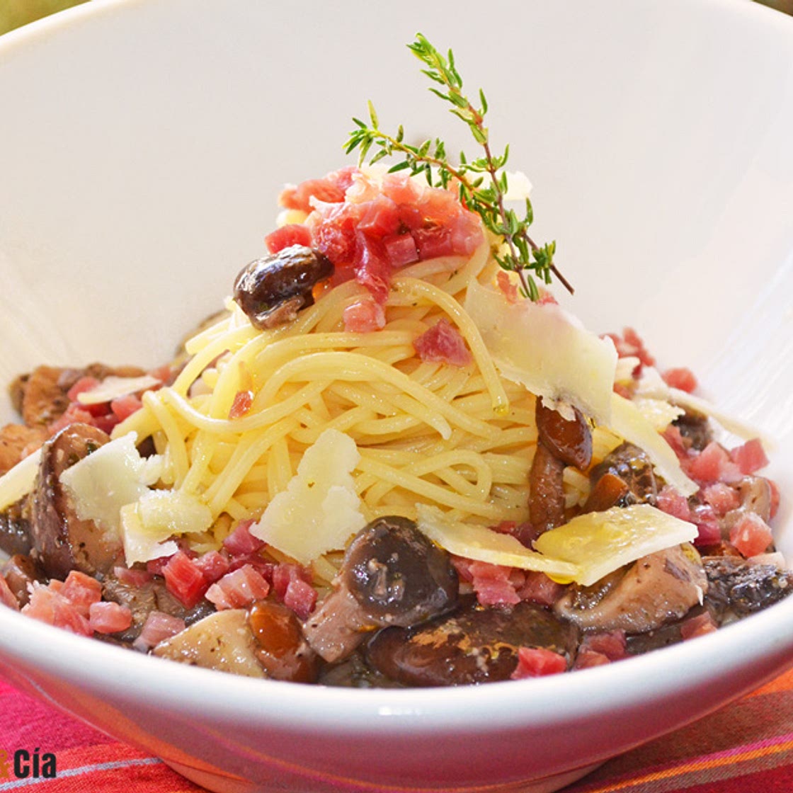 Espaguetis con setas y jamón