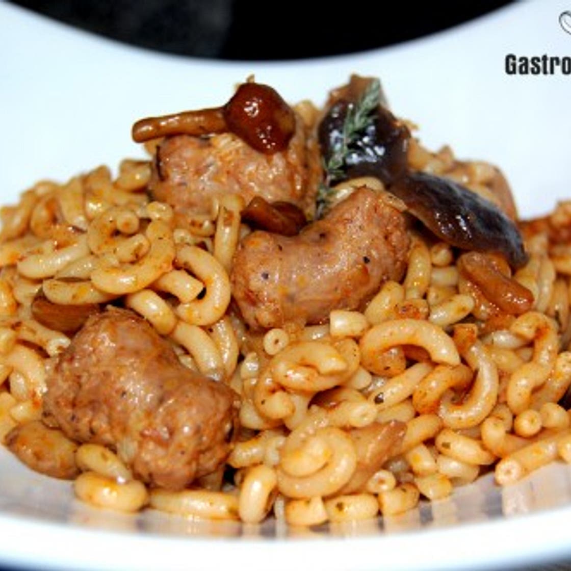 Fideos con setas y butifarra
