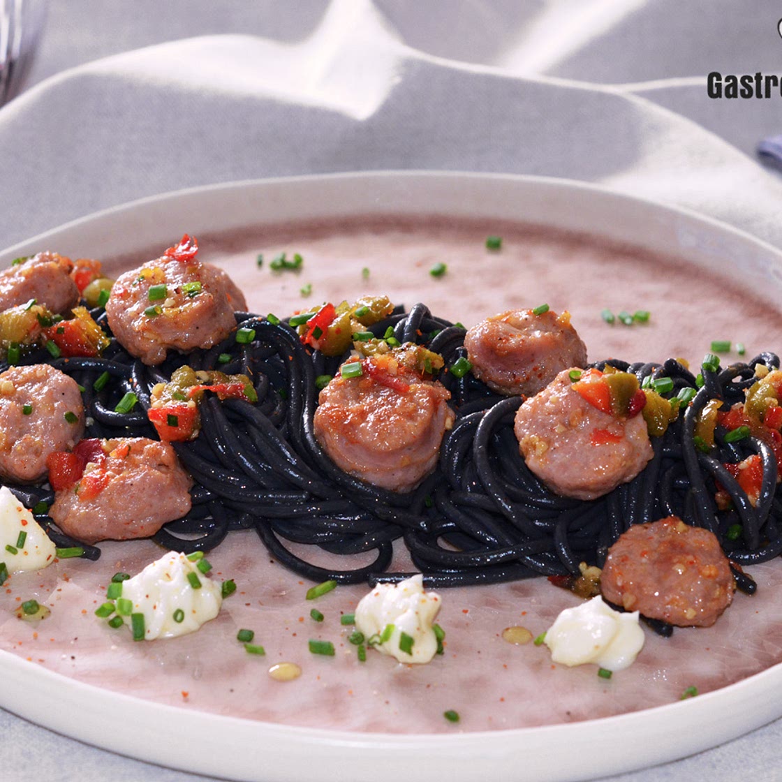 Espaguetis negros con butifarra y alioli, nueva receta para disfrutar de un sabroso plato de pasta
