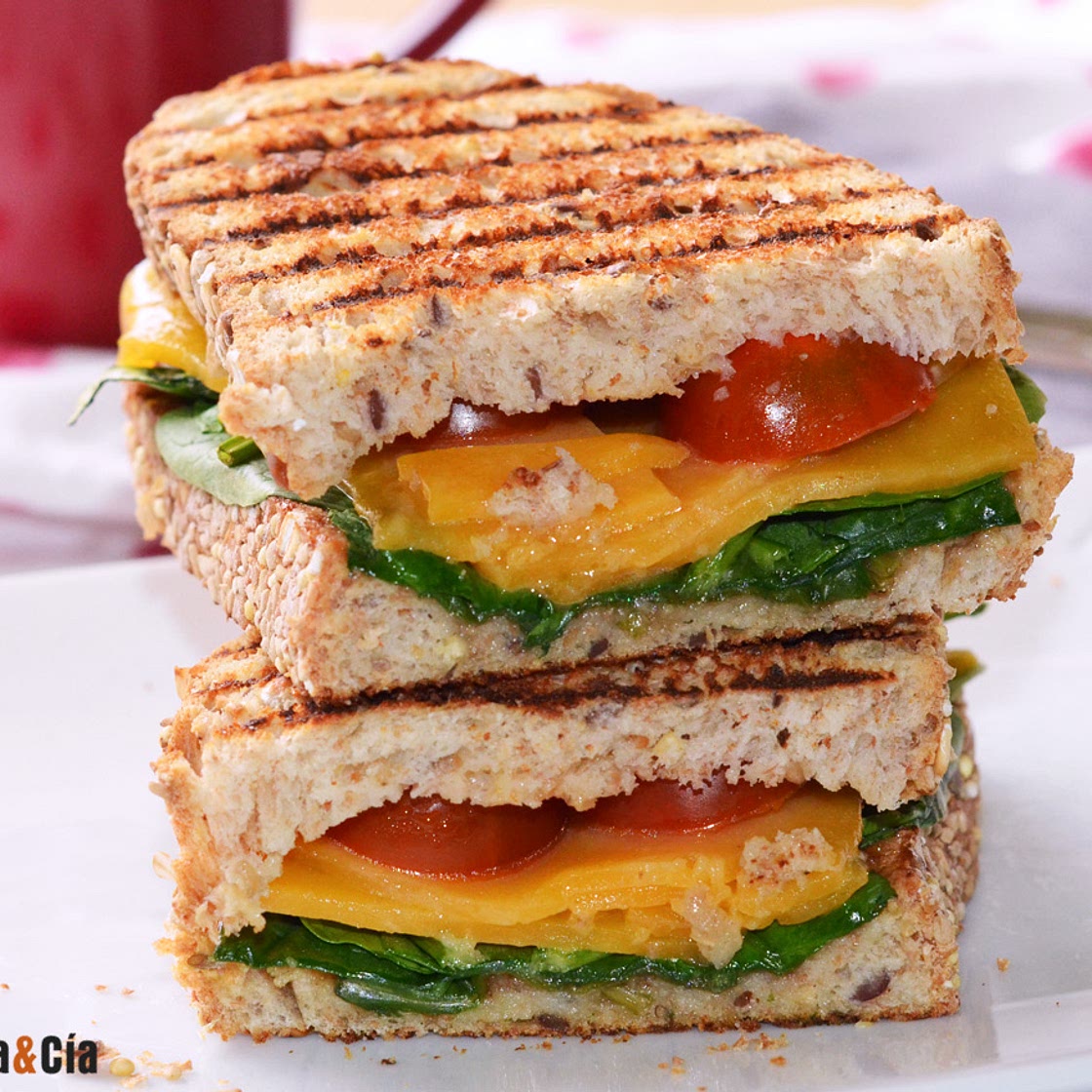Bocadillo caliente de queso cheddar, espinacas y tomates cherry, crujiente, sabroso y saludable