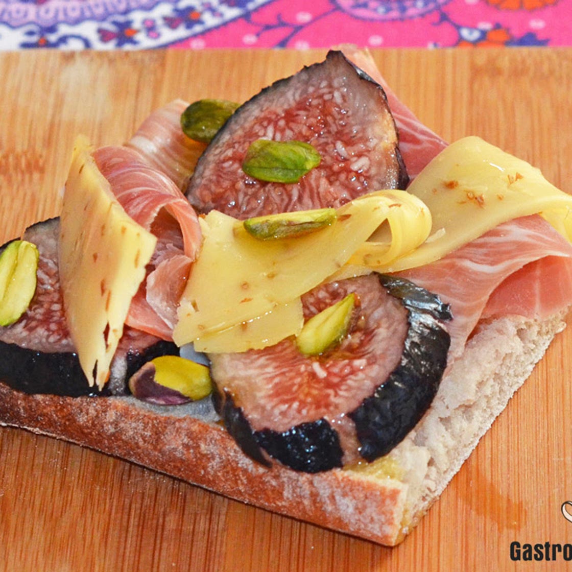 Tostadas con jamón ibérico, higos y queso con cominos, una cena rápida y fresca, ideal para verano