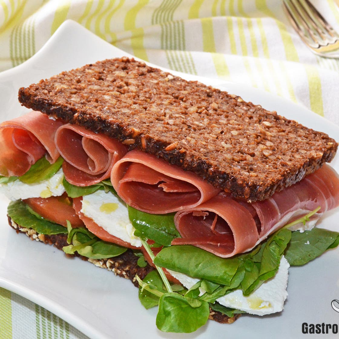 Sándwich de jamón serrano, requesón y berros