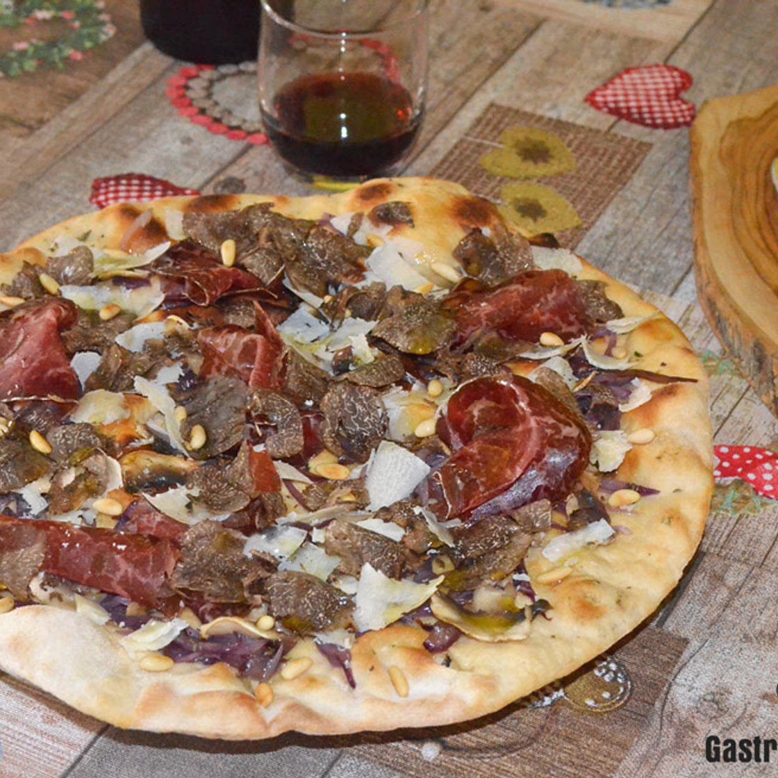 Pizza con champiñones, cecina y trufa