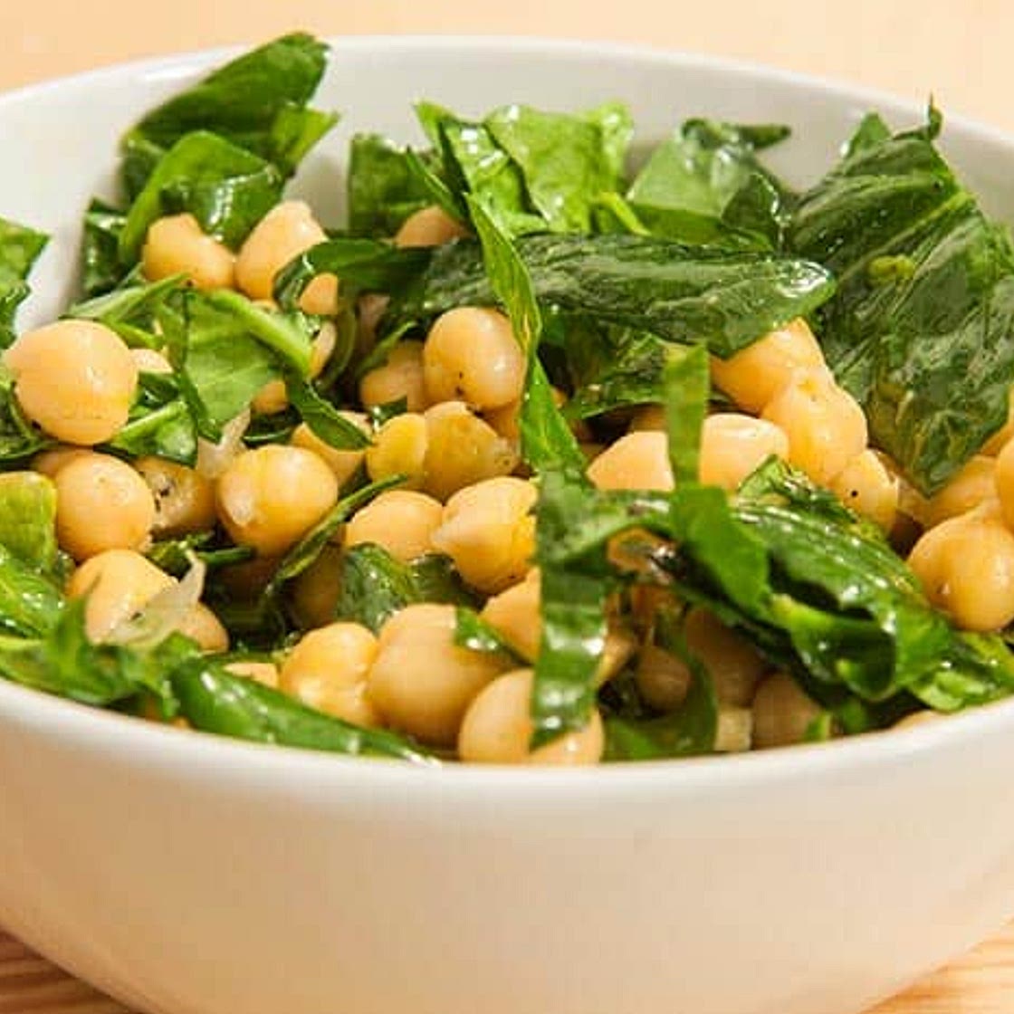 Cómo hacer ensalada de garbanzos con espinacas