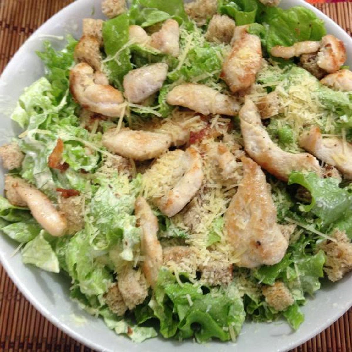 Receta de Ensalada César con pollo y picatostes