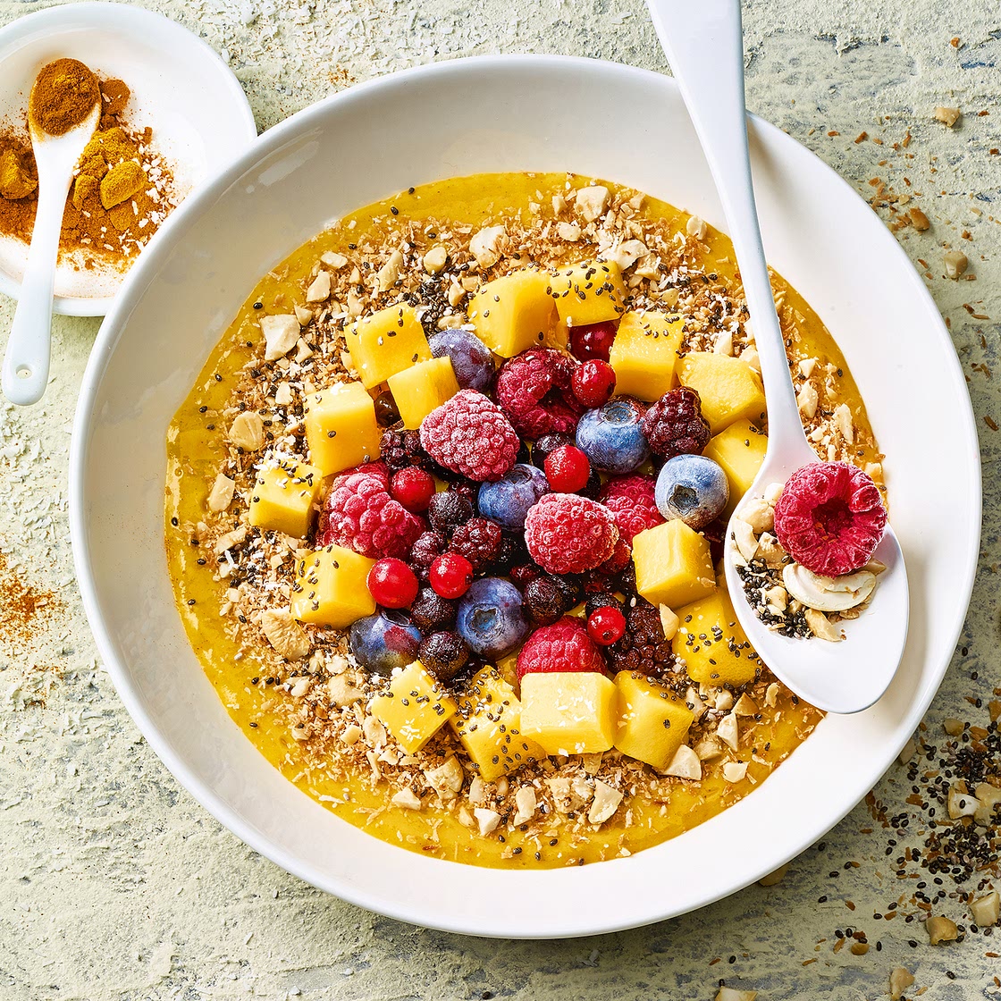 Mango-Beeren-Müesli mit Kokosnuss