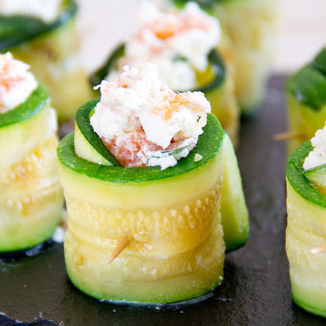 Involtini di zucchine con salmone e Philadelphia