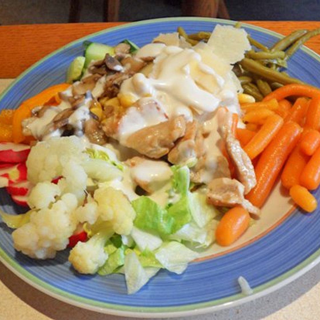 Gemischter Salat mit Putenstreifen
