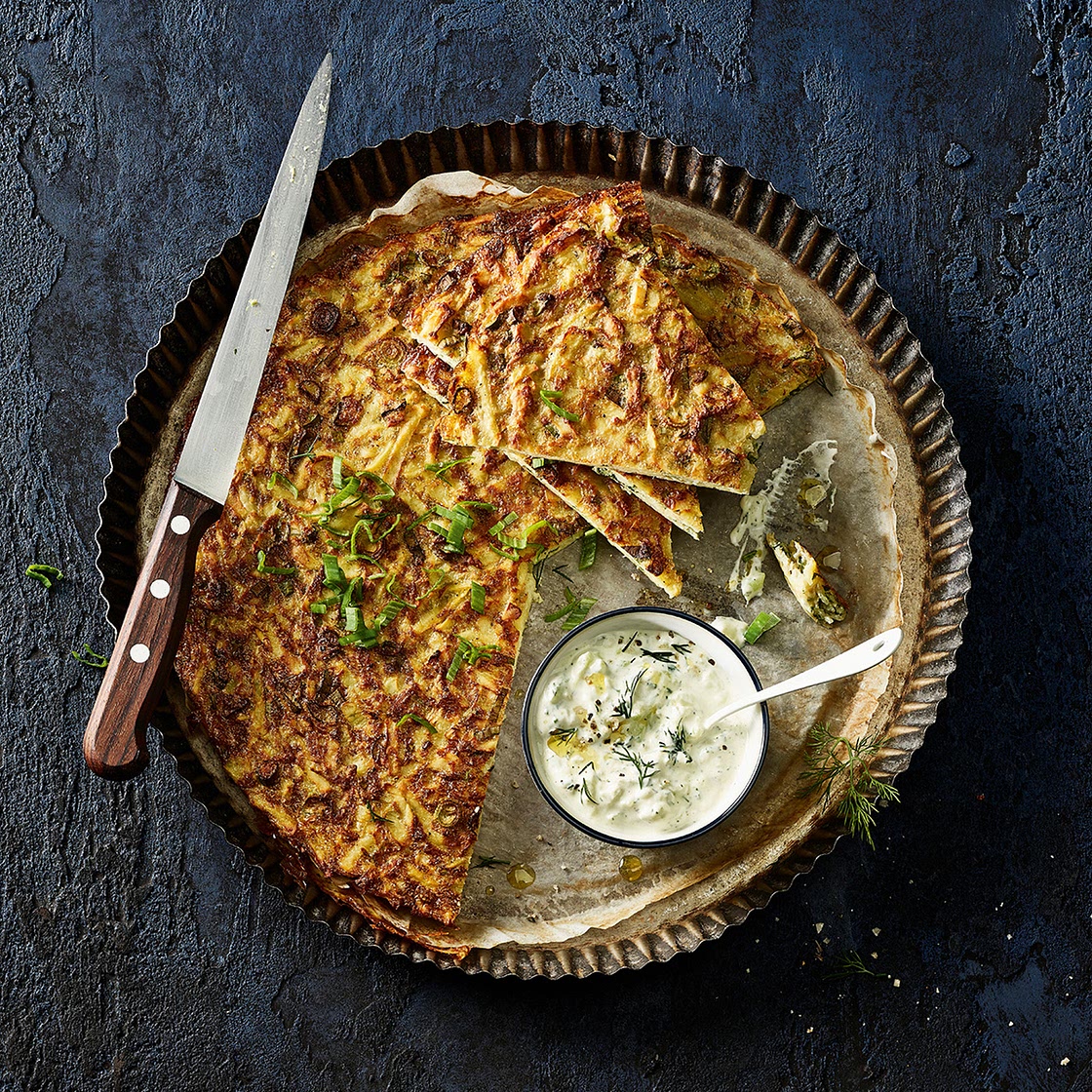 Kartoffel-Frühlingszwiebel-Kuchen mit Tsatsiki