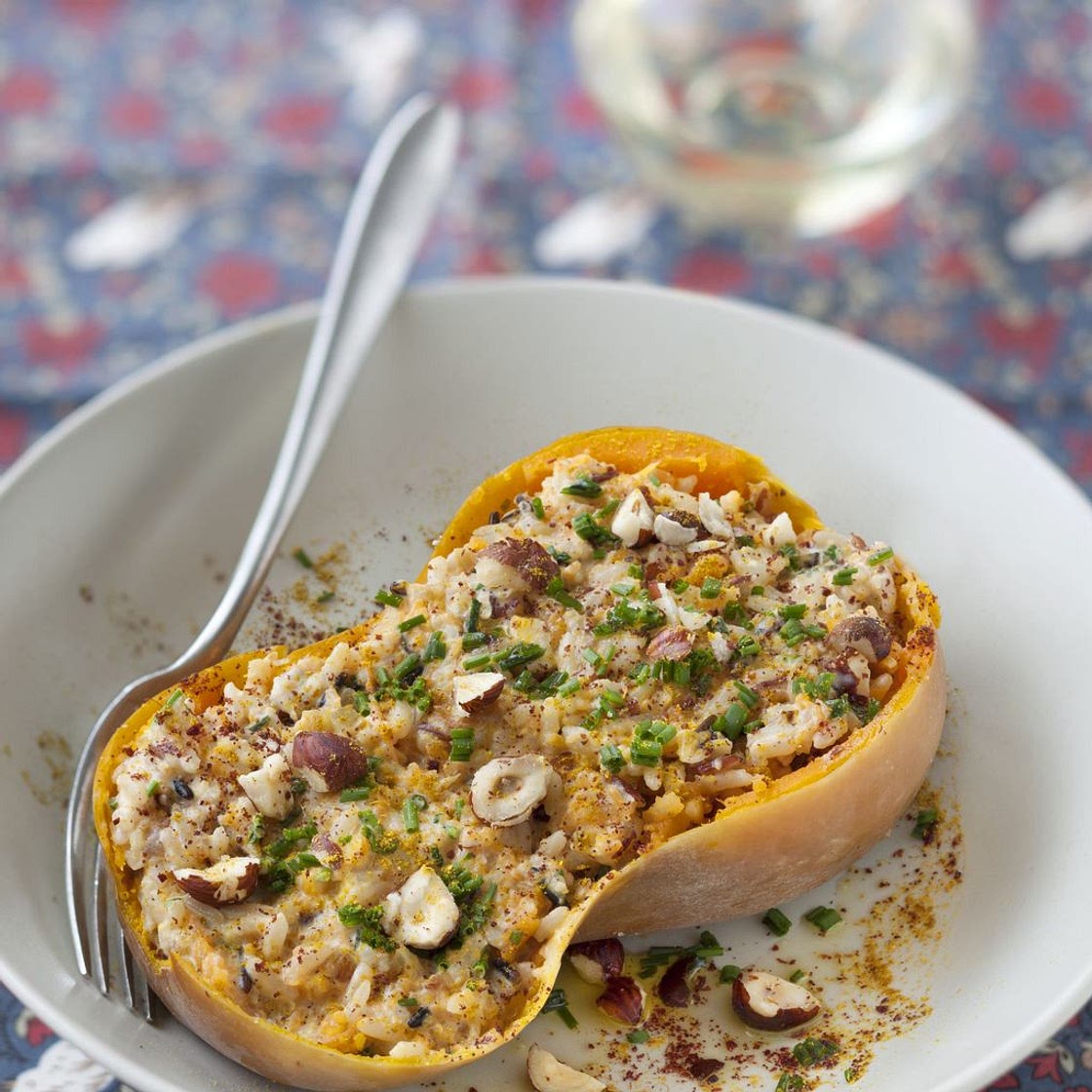 Courge butternut farcie au riz et aux noisettes    Étape 1     courge      Cuire les courges à la vapeur douce ou à l'eau pendan
