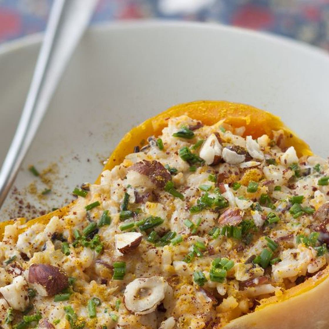 Courge butternut farcie au riz et aux noisettes    Étape 1     courge      Cuire les courges à la vapeur douce ou à l'eau pendan