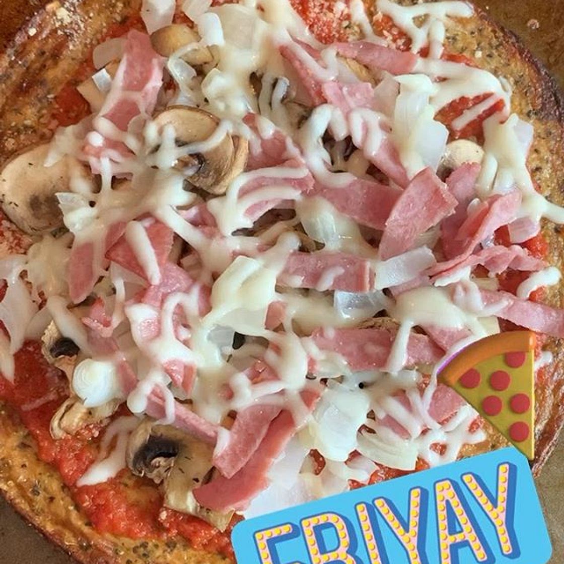  Cauliflower crust pizza with mushroom and ham topping