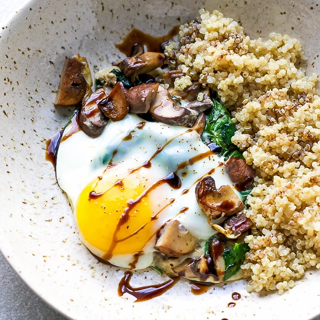 SPINACH MUSHROOM QUINOA BREAKFAST BOWL