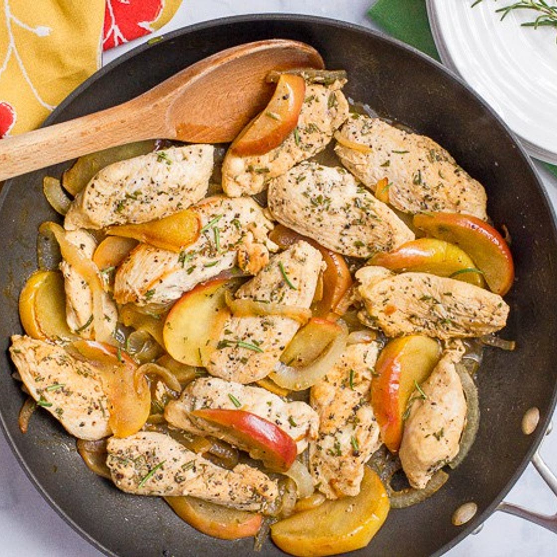 Sauteed chicken and apples with rosemary