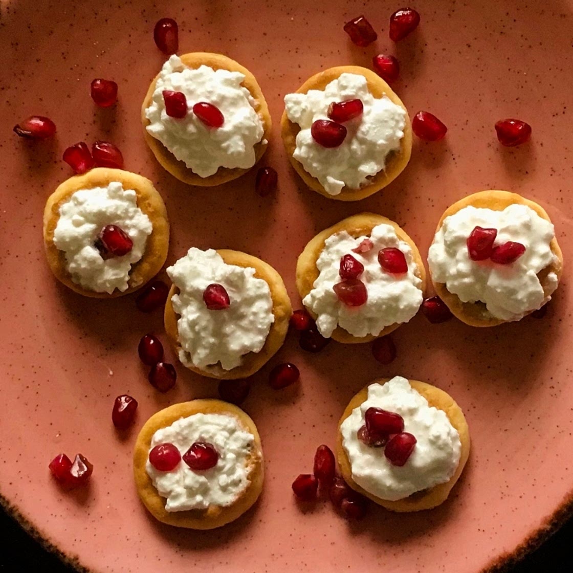 Crispy crackers with cottage cheese and pomegranate 