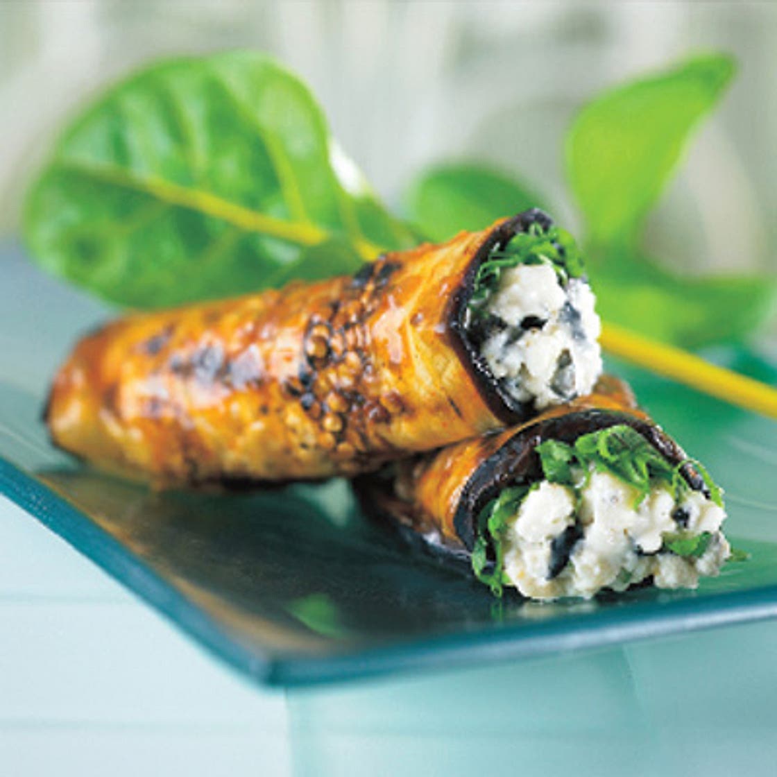 Roulés d'aubergine farcis de Feta et d'olives noires