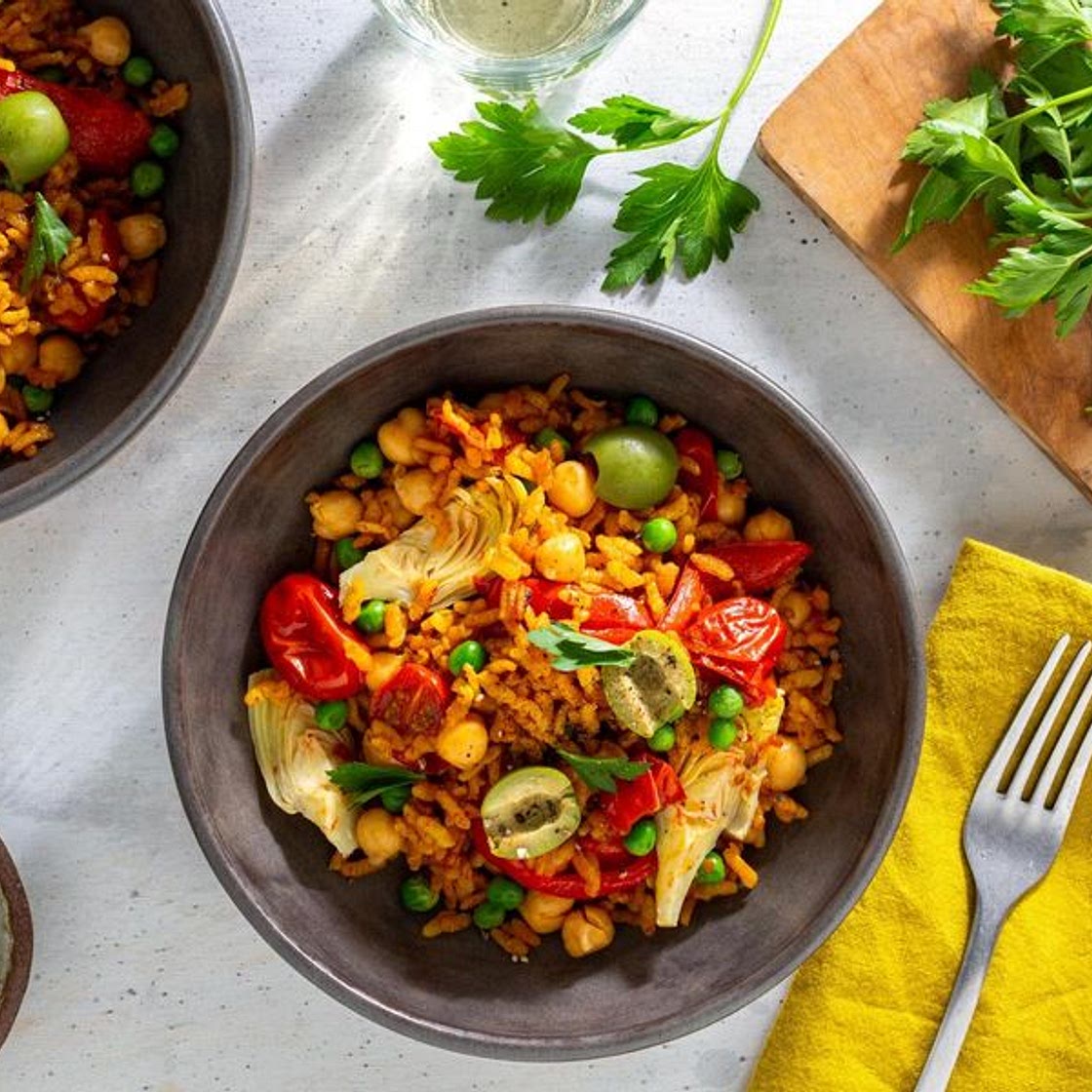 Chickpea paella with artichoke hearts, bell pepper, and tomatoes
